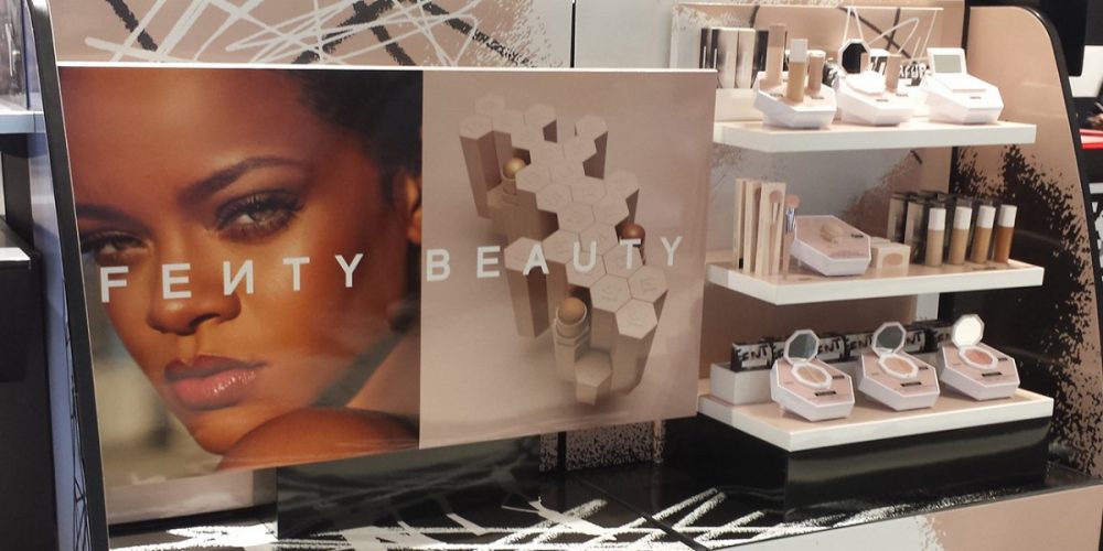 PLV cosmétique (présentoir magasin) Fenty Beauty en plexiglas et carton. EDG tête de gondole glorifier, Design, conception et production de PLV de sol