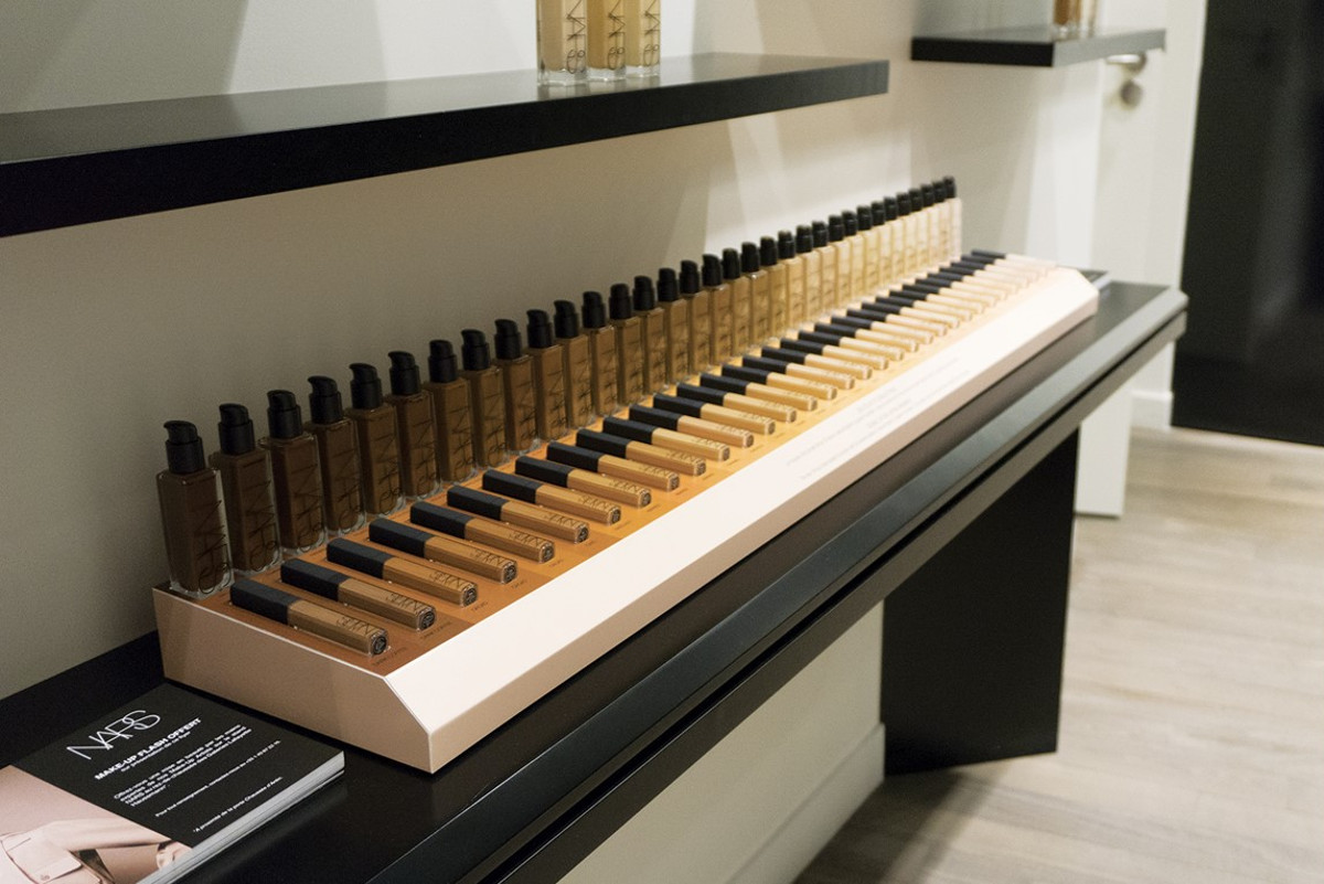 Nars : PLV Cosmétique et beauté - Retail, Trade Marketing présentoir plastique, événementielle, théâtralisation