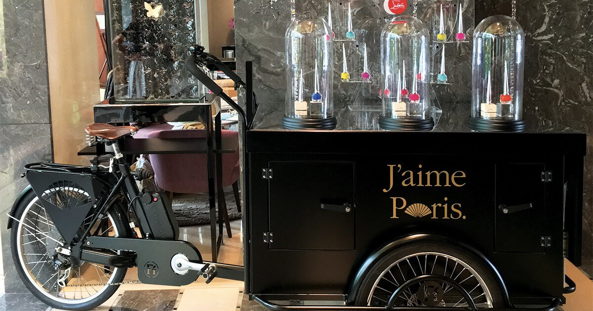 PLV Luxe Tricycle Christian Louboutin - Décor présentoir cosmétique luxe alt corner, pop up store, théâtralisation, animation, événementielle, plv multi matériaux, présentoir de comptoir, scénographie