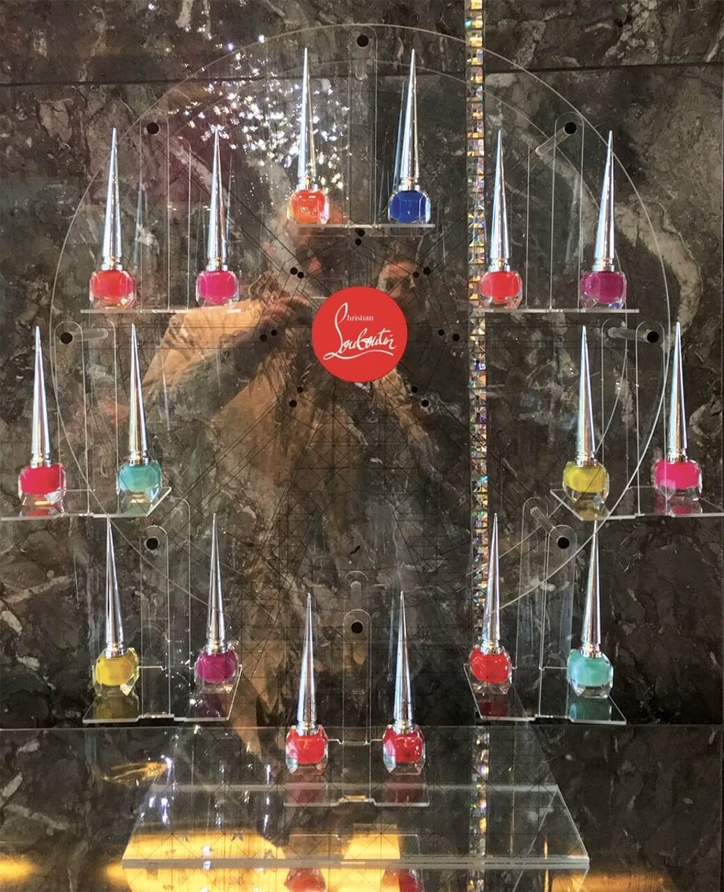 Marchandisage de séduction - PLV Luxe : cosmétique et beauté Louboutin alt corner, pop up store, théâtralisation, animation, événementielle, plv multi matériaux, présentoir de comptoir, scénographie