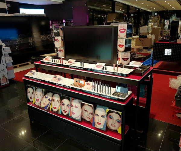 Présentoir magasin Sephora, PLV de sol en carton, plexiglas et plastique