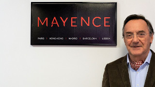Après ses premières années chez FCA (Feldman & Calleux Associés), Xavier de Fouquières rejoint le groupe Havas une douzaine d’années pour prendre la direction de filiales spécialisées. Il lance en 1994, la société Mayence, Centrale européenne d’édition publicitaires et de PLV. Xavier de Fouquières