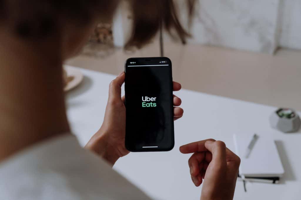 Un partenariat inattendu entre Carrefour et Uber Eats