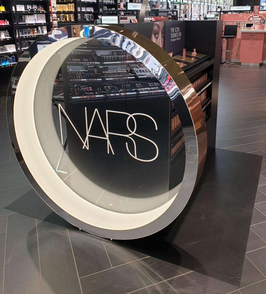 Tête de gondole réalisée par Mayence pour la marque de cosmétique Nars au sein des magasins Sephora