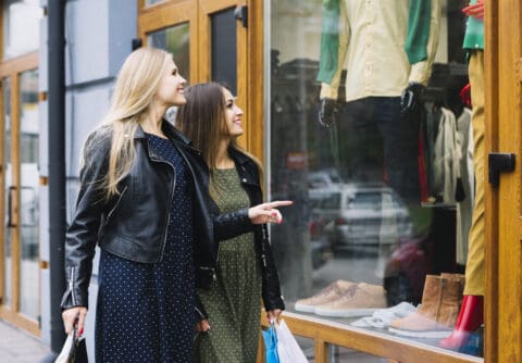 Le Meuble Présentoir en magasin, un incontournable du Merchandising