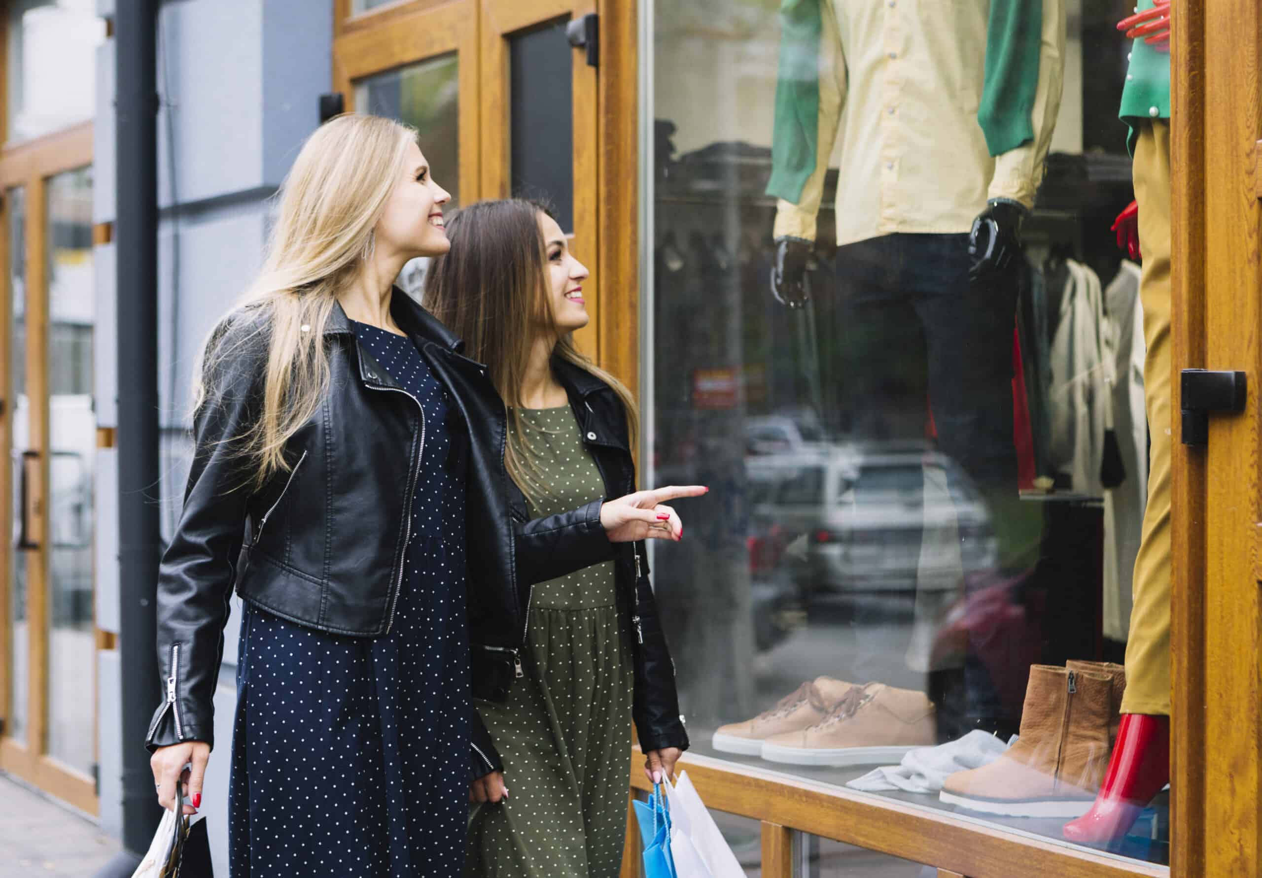 meuble présentoir femmes regardant vitrine magasin