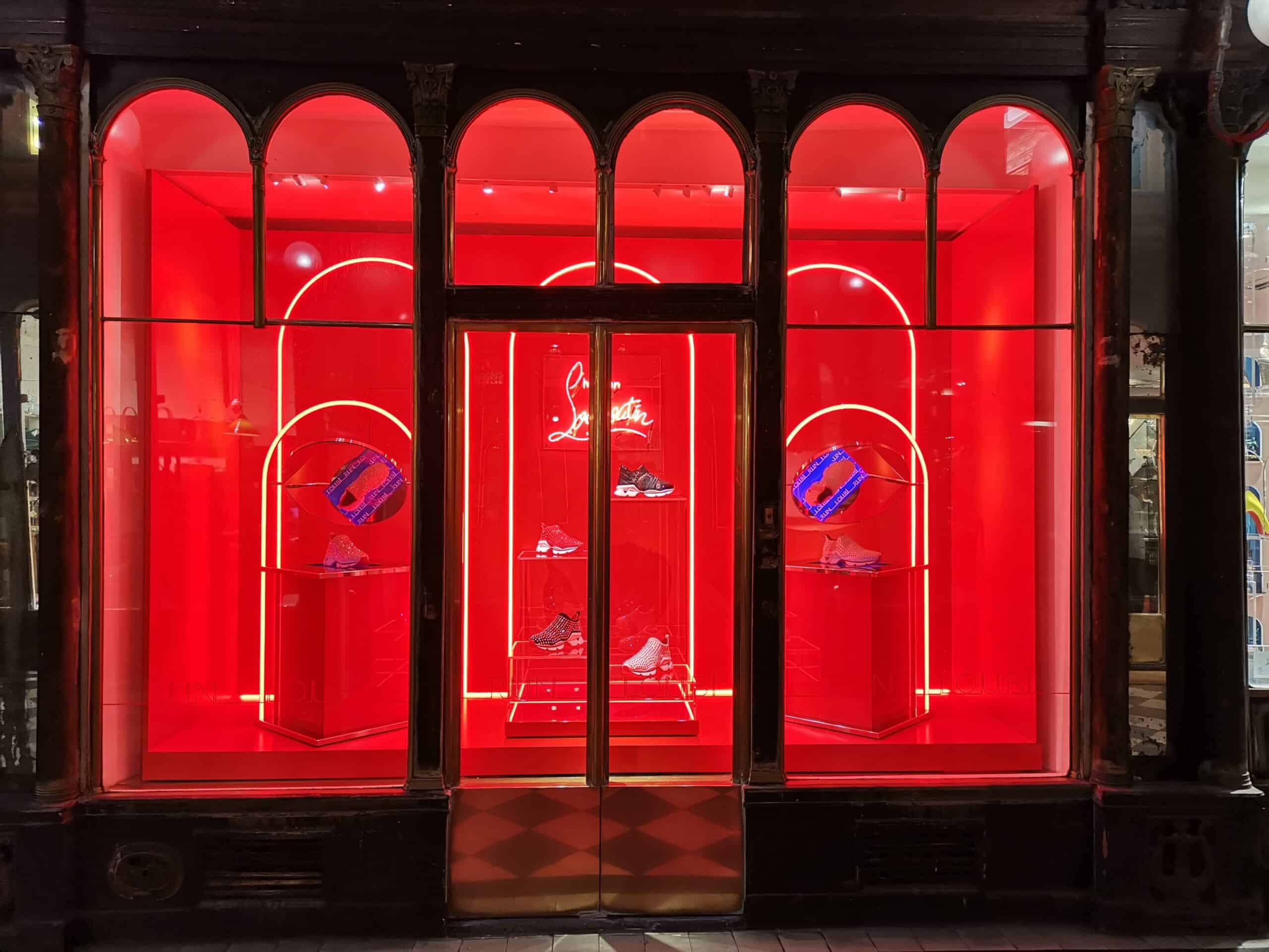 Habillage vitrine Louboutin rouge amsterdam chaussure