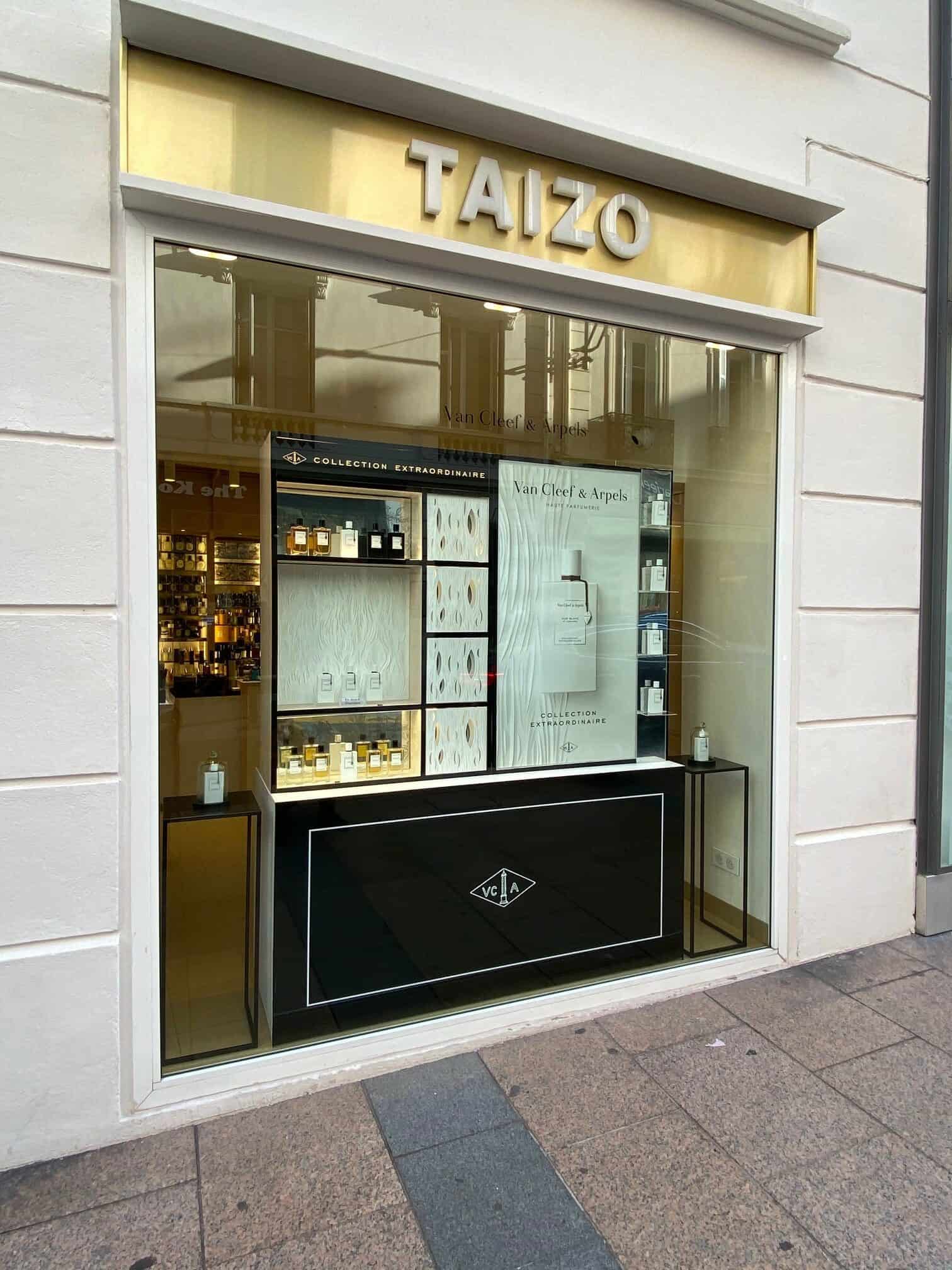 Habillage vitrine Taizo Paris propre blanche parfum