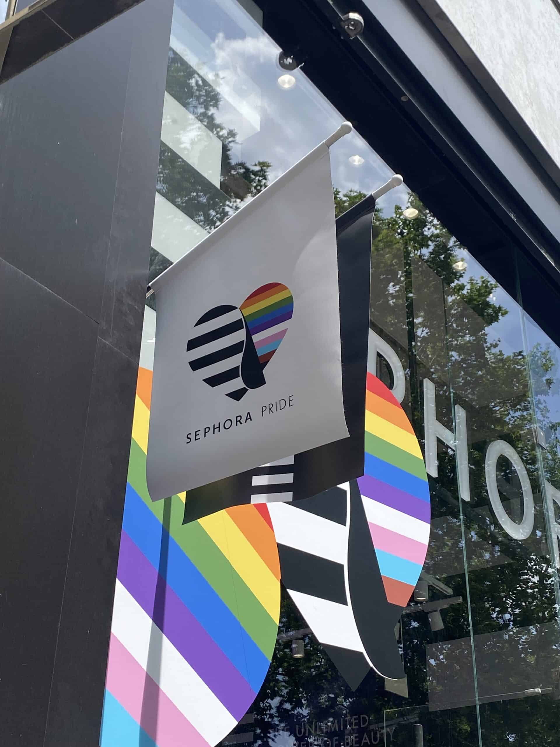 Pride month Sephora drapeaux colorés coeur champs élysées 