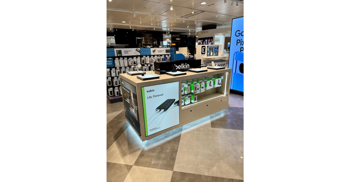 Mobilier commercial sur mesure en bois avec lumière pour des produits électroniques dans un grand magasin