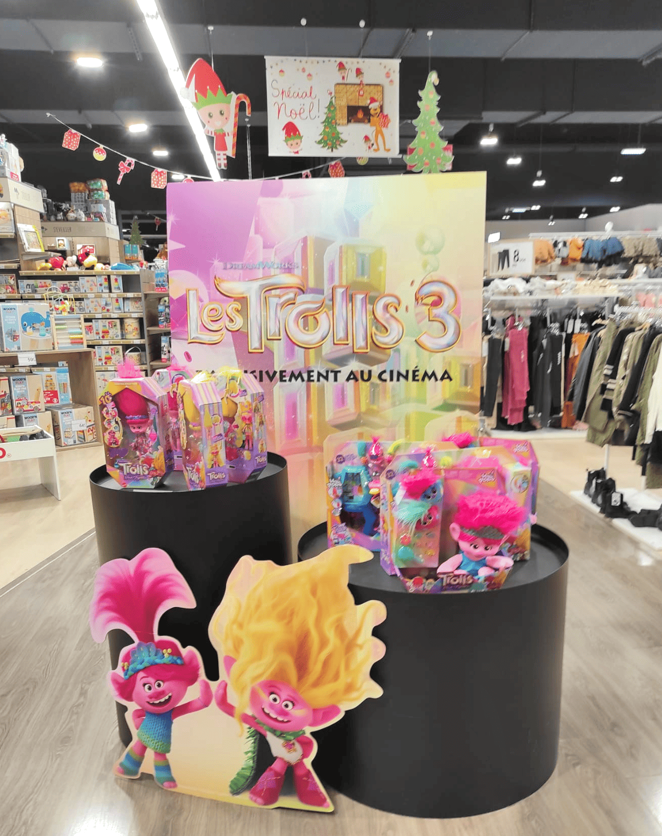 Des PLV réalisées par Mayence pour les magasins de jouets lors de la sortie du nouveau film Troll3 du groupe UNIVERSAL