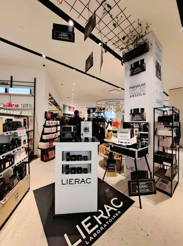 Mayence lors d’une animation au Monoprix des Champs Elysées met en avant la nouvelle gamme de la marque Liérac