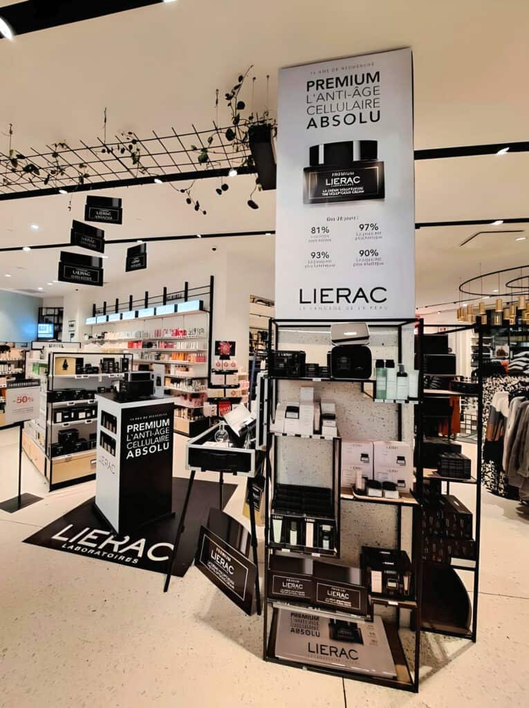 Le coffret Liérac Premium Anti-âge Cellulaire Absolu, merchandising lors d’une animation au Monoprix des Champs Elysées.