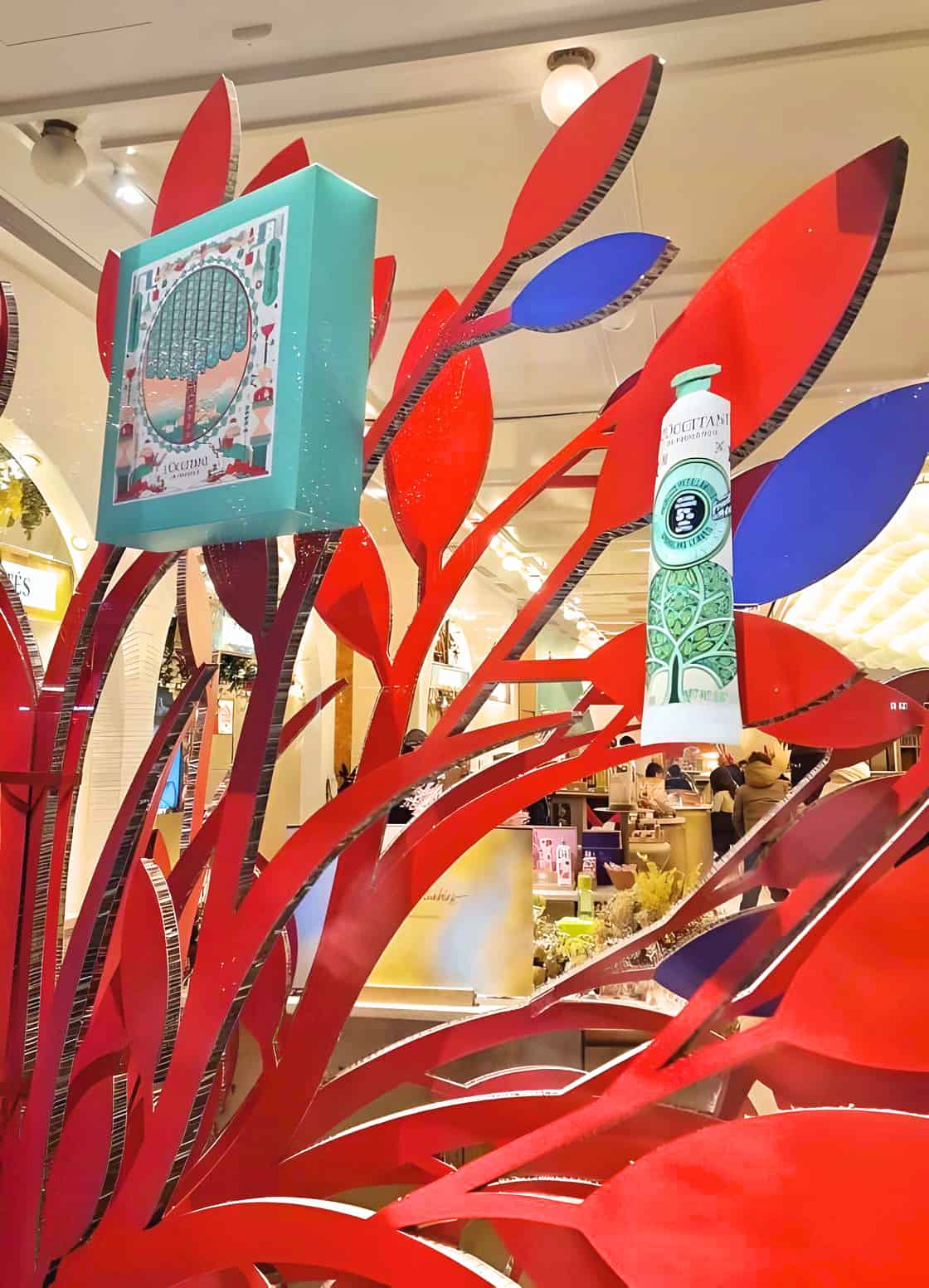 Elementos de diseño que muestran los productos para el escaparate animado de L'Occitane diseñado, creado e instalado por Mainz