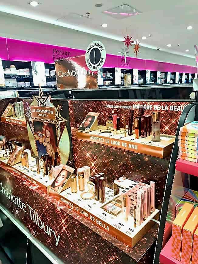 Meuble de Charlotte Tilbury chez Séphora avec un habillage conçu, réalisé et installé par Mayence.com