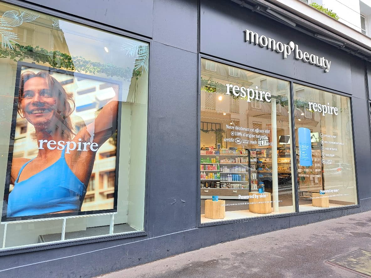 Création, fabrication, pose de vitrine par Mayence lors du lancement de la saison Solaire de la marque Respire dans les magasins Monop’beauty.