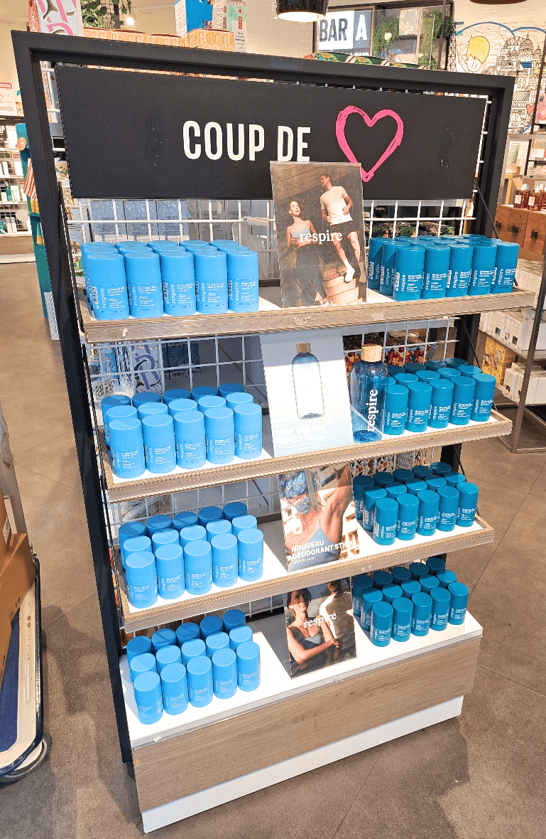 Création, fabrication, installation de Tête de Gondole par Mayence lors du lancement de la saison Solaire pour les produits de la marque Respire dans les magasins Monop’beauty.