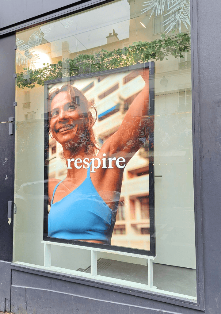 Vitrine conçue, fabriquée et posée par Mayence lors du lancement de la saison Solaire de la marque Respire dans les magasins Monop’beauty.  