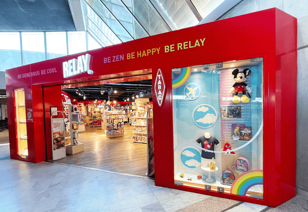 Dynamisation des Vitrines du Réseau Relay à l'Aéroport de Nice, conçue, réalisée et installée par Mayence