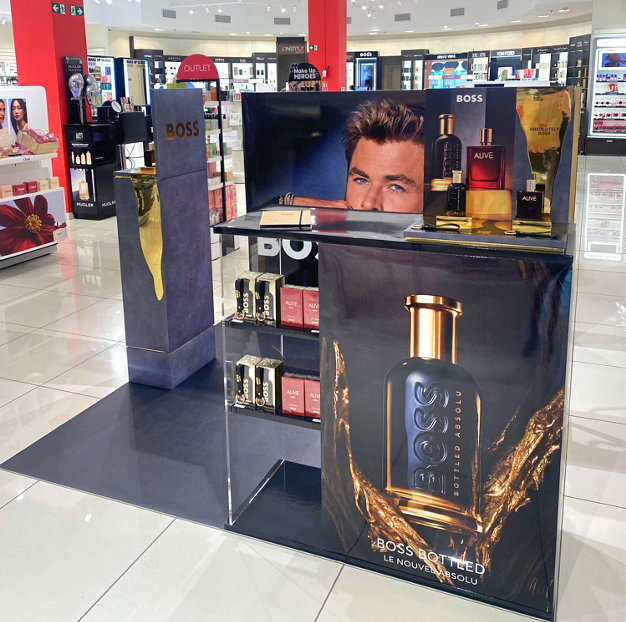 Podium 1 Personnalisation du mobilier retail podiums pour la marque BOSS dans les magasins Nocibé