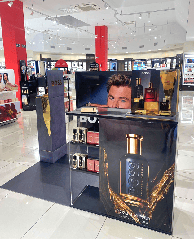 Personnalisation du mobilier retail podiums pour la marque BOSS dans les magasins Nocibé