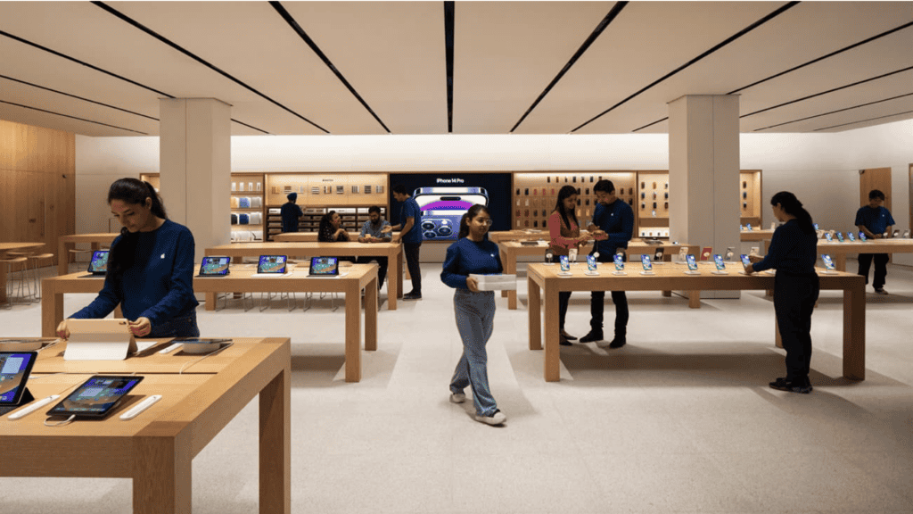 Magasin Apple agencé avec du Mobilier Commercial de sorte que les clients circulent dans la boutique et manipulent les produits en toute liberté