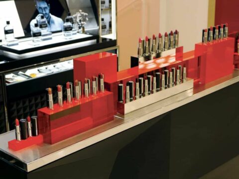 Présentoirs de Comptoir : Optimisez l’Espace et Boostez les Ventes