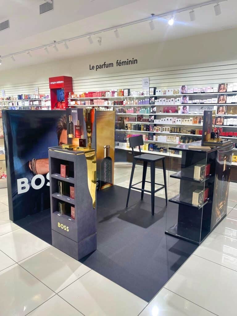 Podium sur mesure modulables réalisés par Mayence pour la marque BOSS dans les magasins Nocibé