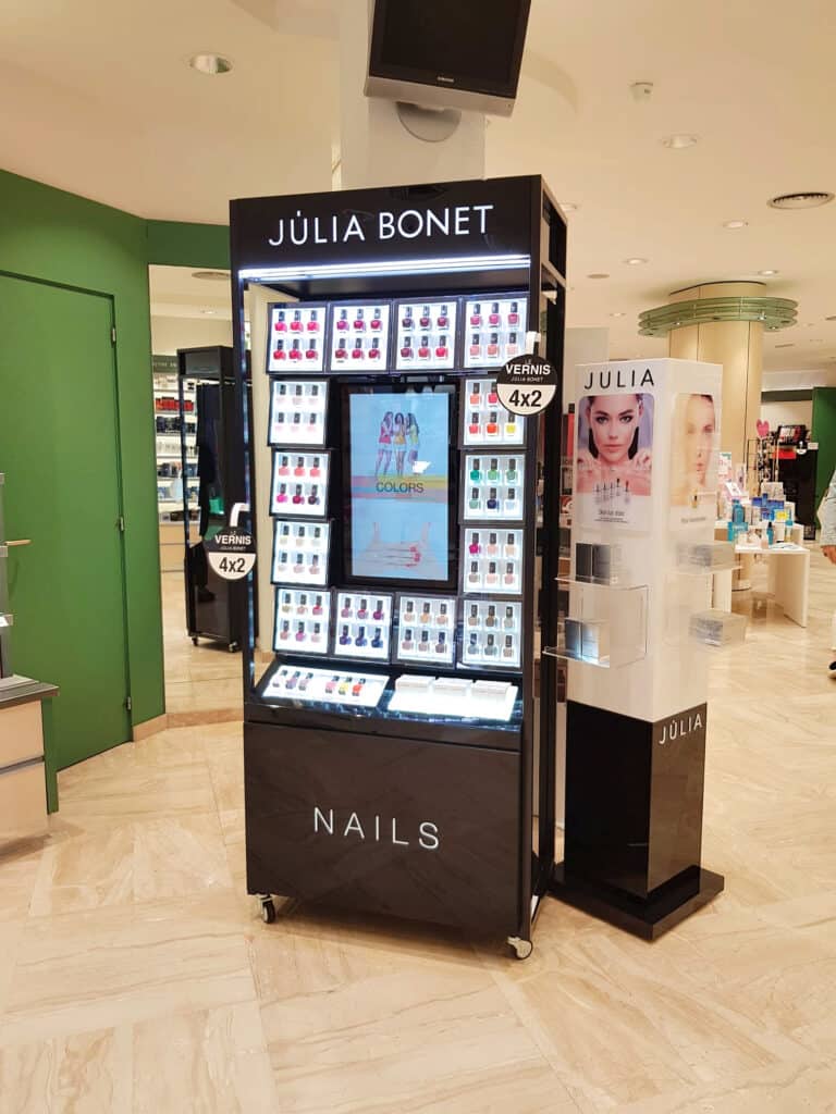 Présentoir en métal pour vernis de la marque Julia Bonet, réalisé et fabriqué par Mayence