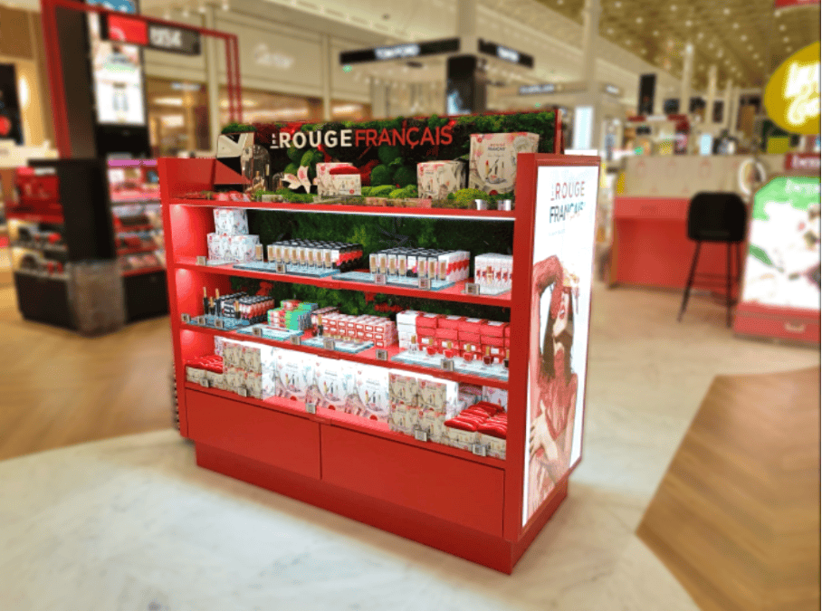 L’Essor de la PLV Métal : Une Réponse aux exigences du Retail Moderne