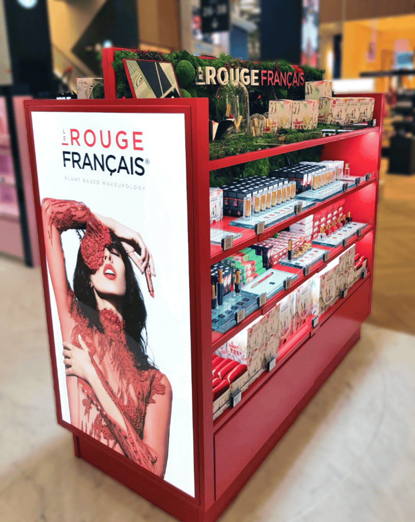 Renforcement de la marque le rouge français à l’aide d’une PLV en métal réalisé par Mayence.