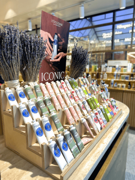 Mayence x L’Occitane : Un Présentoir en Bois sur Mesure pour les Crèmes Mains Écoresponsables