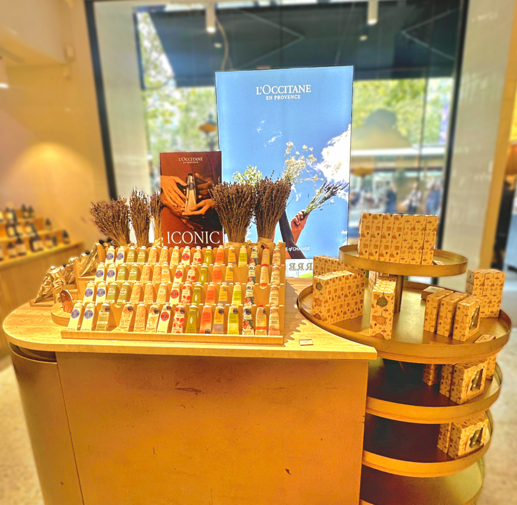 PLV bois à étage pour les crèmes pour les mains de l’Occitane.