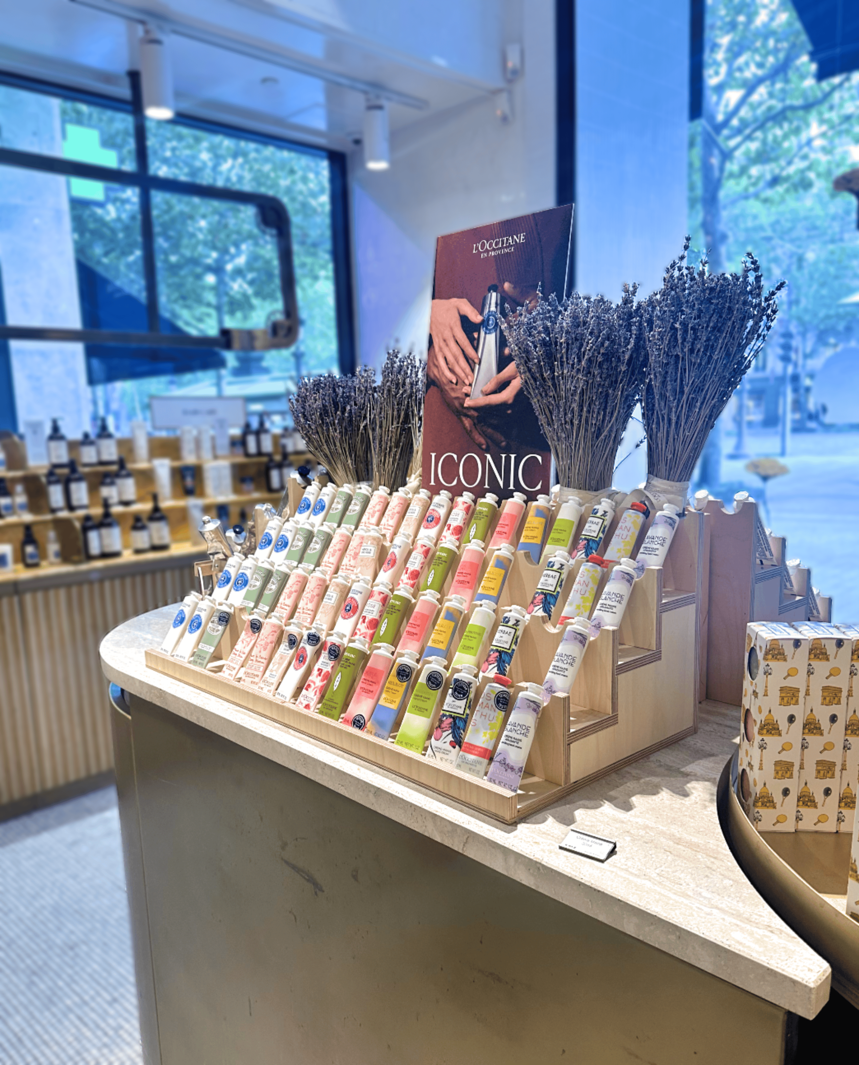 présentoirs crèmes mains pour l'Occitane
