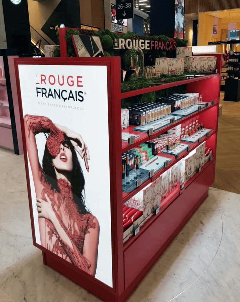 Conception, Fabrication et Installation par Mayence d’une PLV pour la marque Cosmétique Le Rouge Français