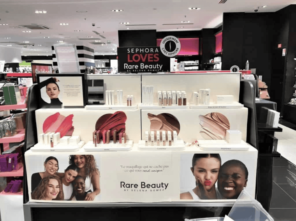 Conception, Fabrication et Installation par Mayence d’une PLV cosmétique mettant en avant l’offre de Rare Beauty chez Séphora