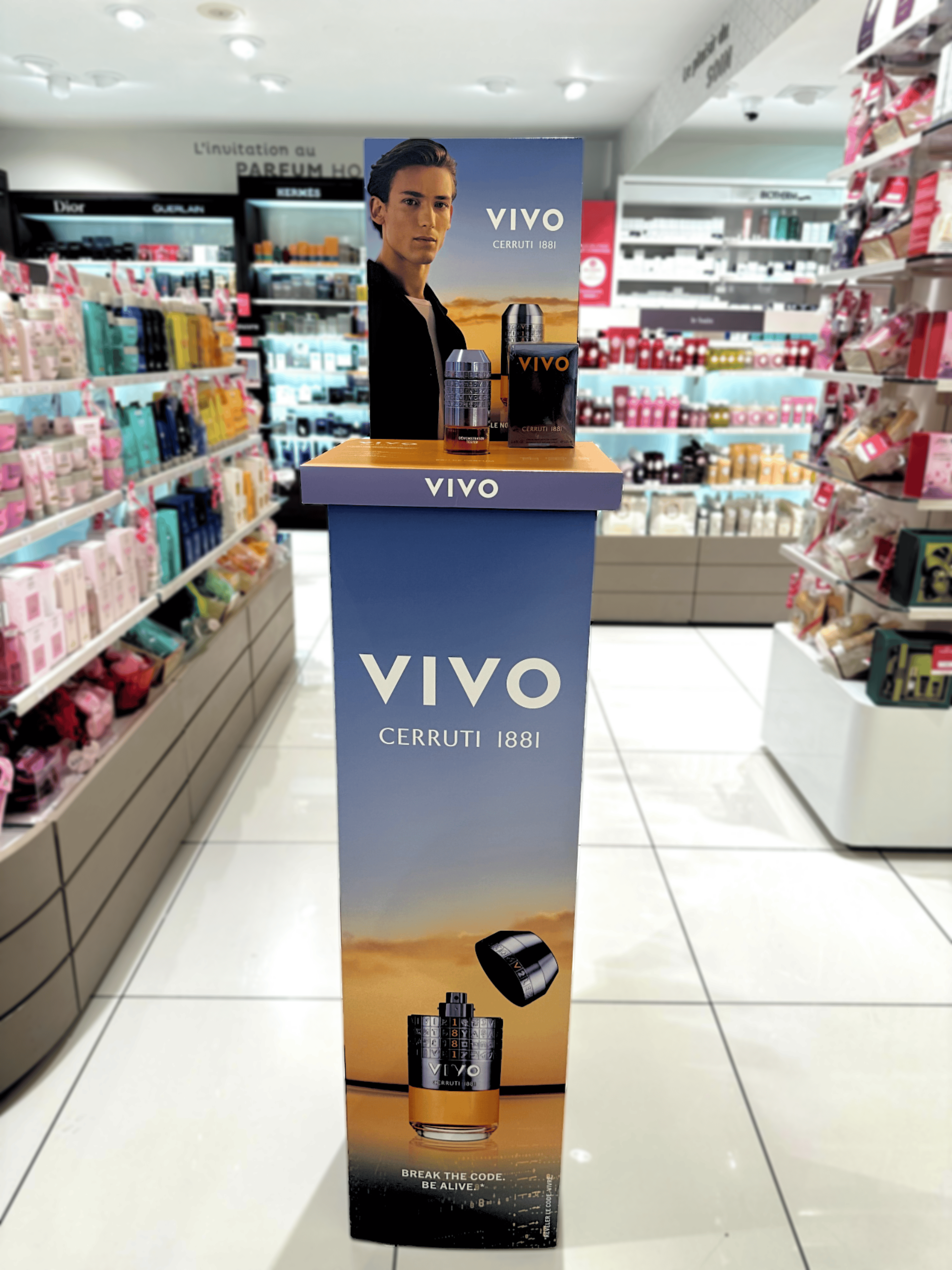 présentoirs en carton pour la promotion des parfums VIVO de Cerruti réalisé par Mayence