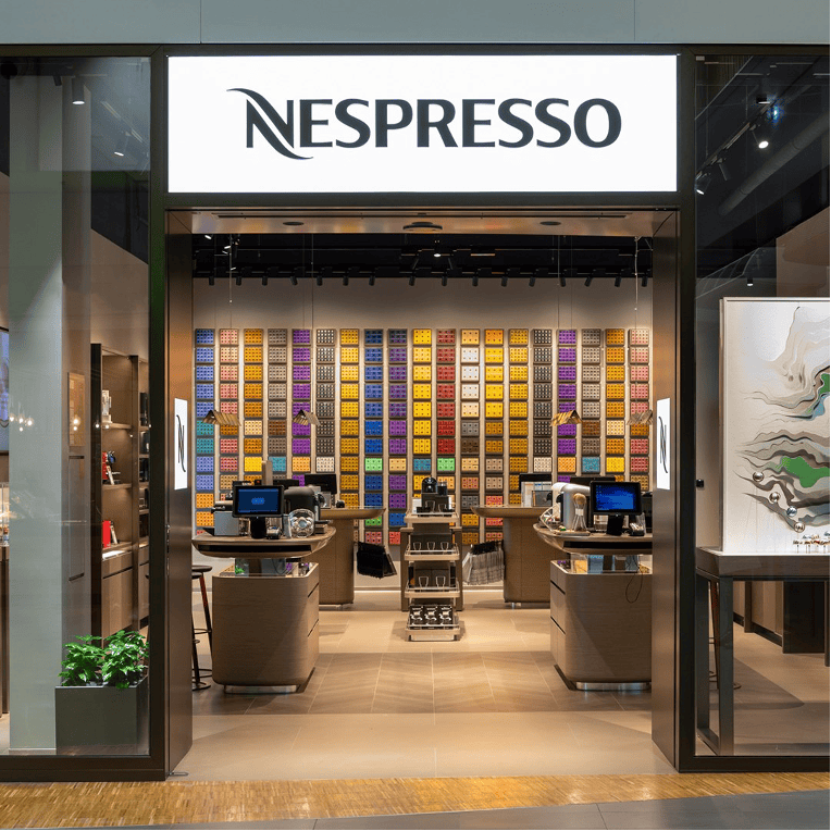 Nespresso a mis en place une stratégie commerciale grâce à du mobilier retail permettant aux clients de tester les produits dans le magasin