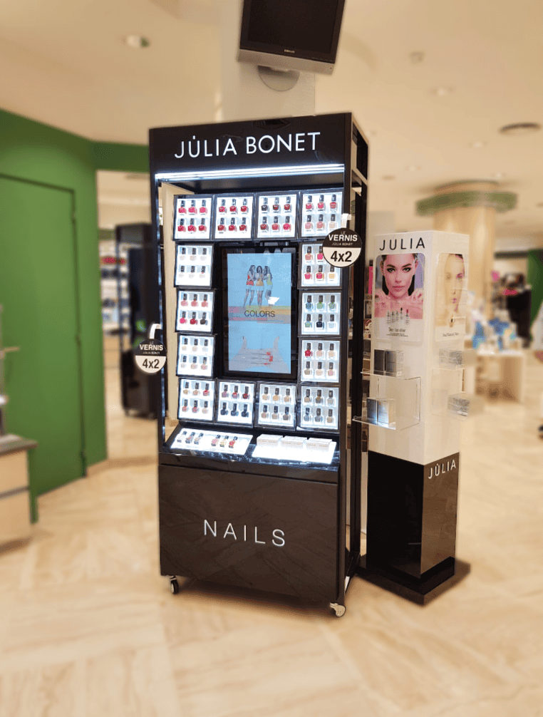 mobilier retail avec présentoir pour la marque Jùlia Bonet réalisé par Mayence