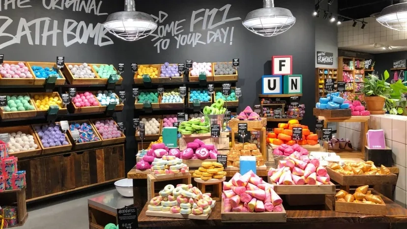 PLV en bois dans les magasins lush pour mettre en avant leur produit eco repsonsable