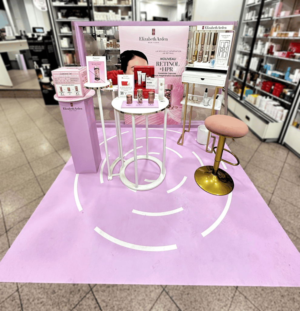 Mise en avant de la nouvelle gamme de produit Elizabeth Arden au sein d’un stand dans un magasin Marionnaud