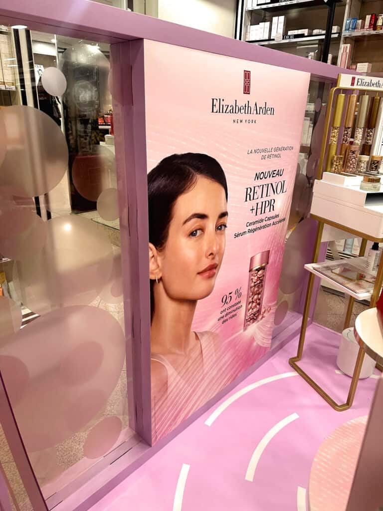 Stickers Elizabeth Arden réalisé et pose par Mayence pour un stand chez Marionnaud Opéra