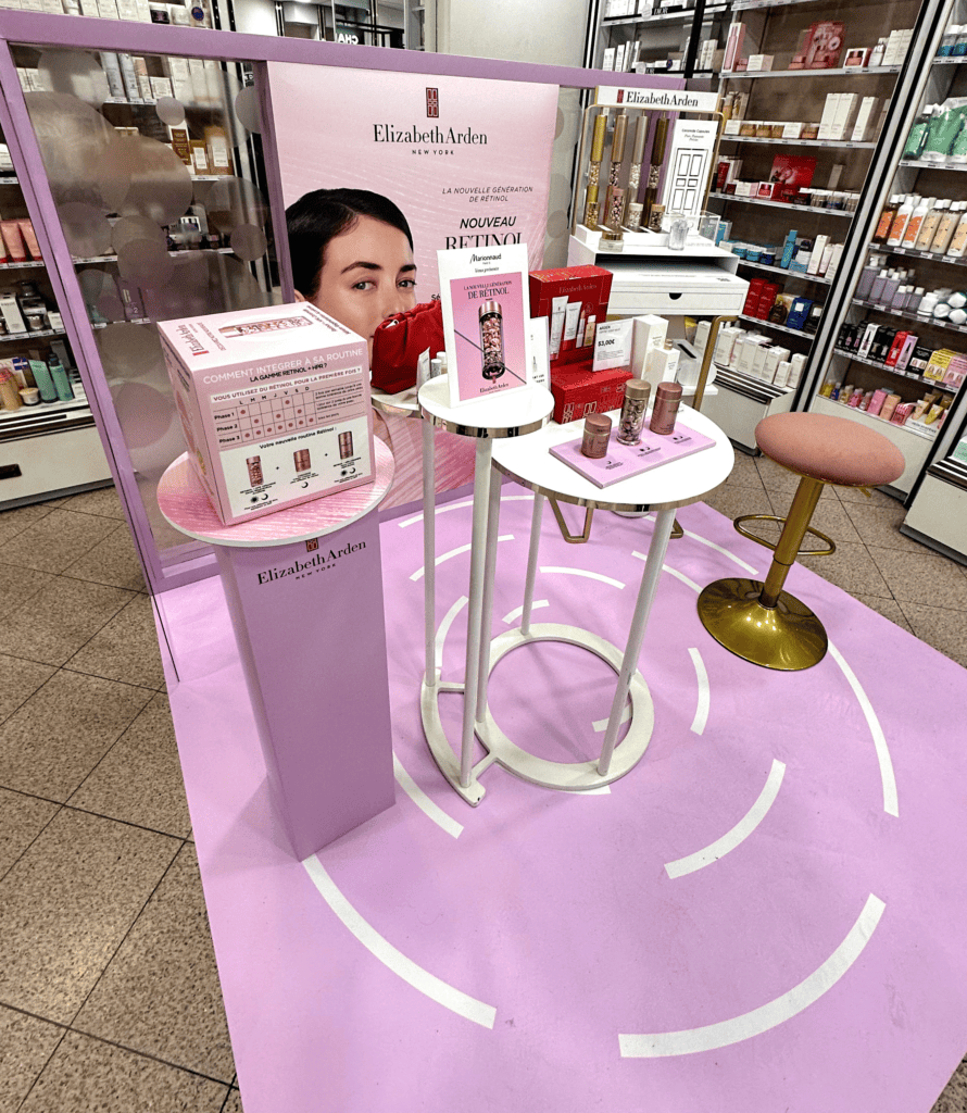 Stand avec podiums, stickers et structure Elizabeth Arden réalisé par Mayence au sein du magasin Marionnaud