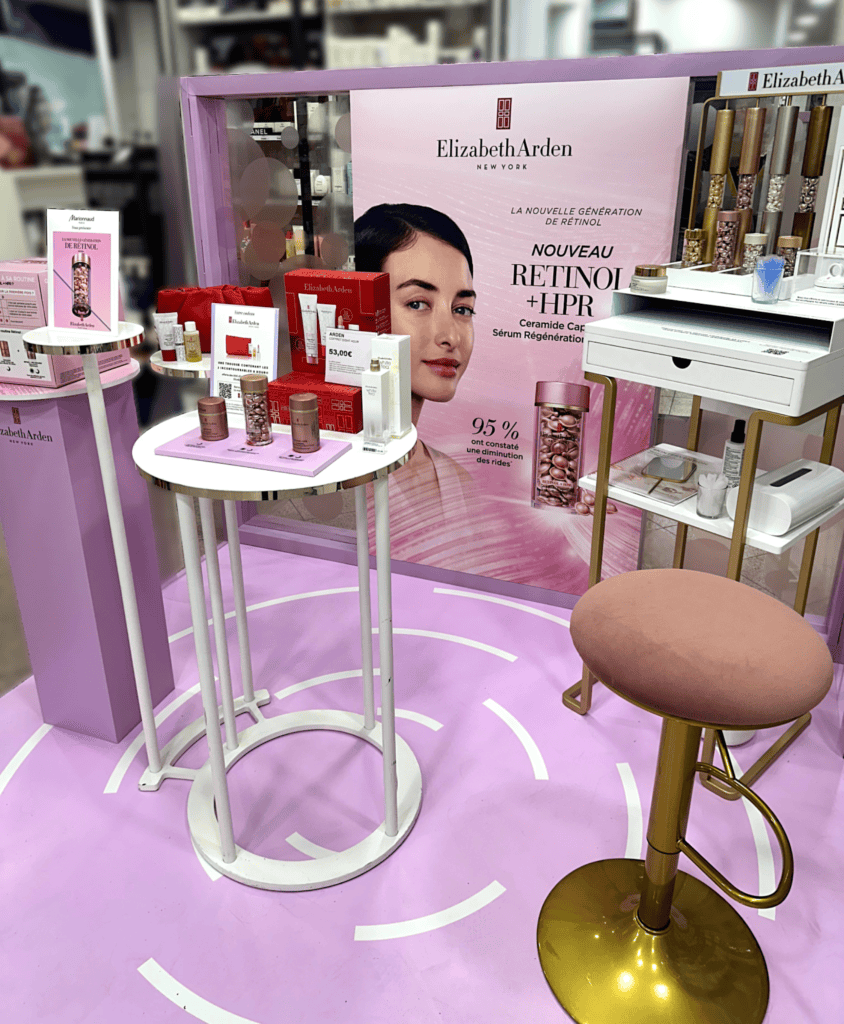 Stand avec podium et structure Elizabeth Arden réalisé par Mayence au sein du magasin Marionnaud