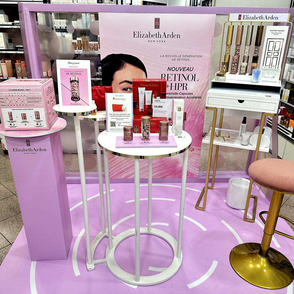 Stand avec podium, stickers et structure Elizabeth Arden réalisé par Mayence au sein du magasin Marionnaud