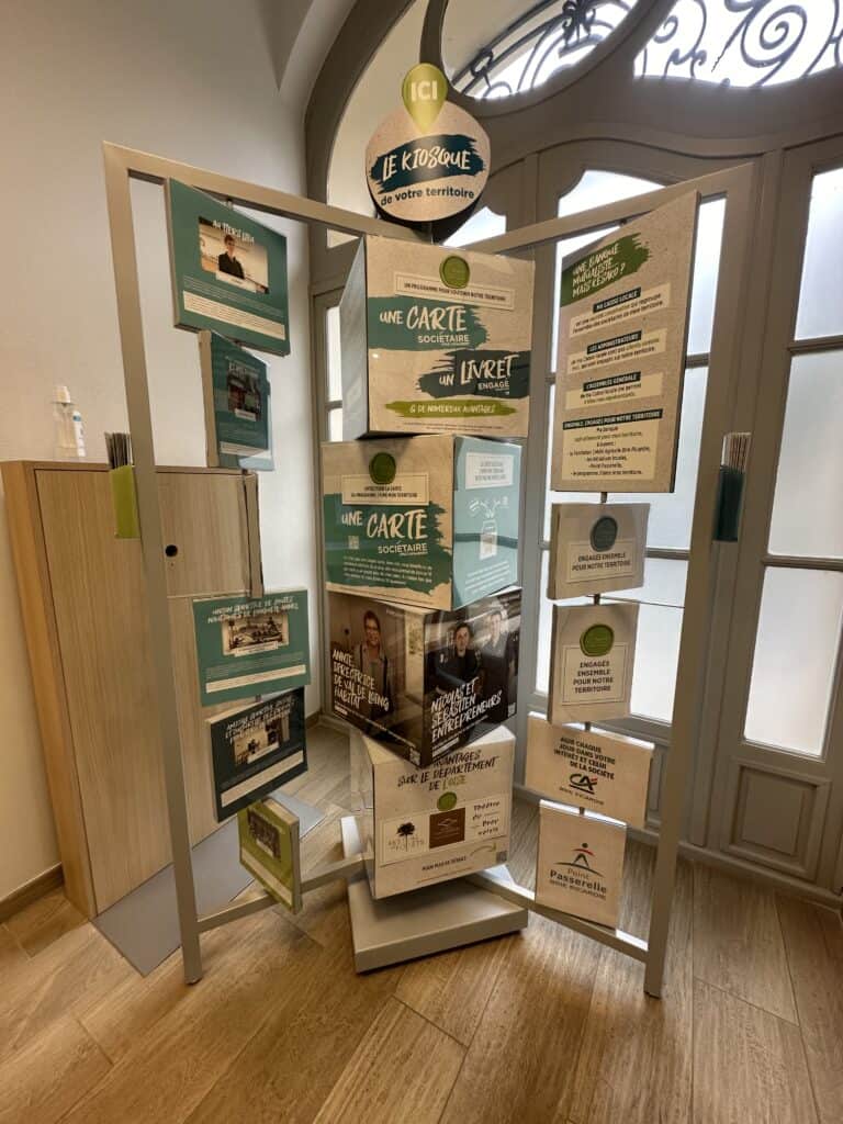 Kiosque personnalisé réalisé par Mayence pour le Crédit Agricole
