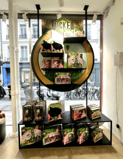 Une vitrine innovante pour les jouets Wicked de Universal Studio chez King Jouet