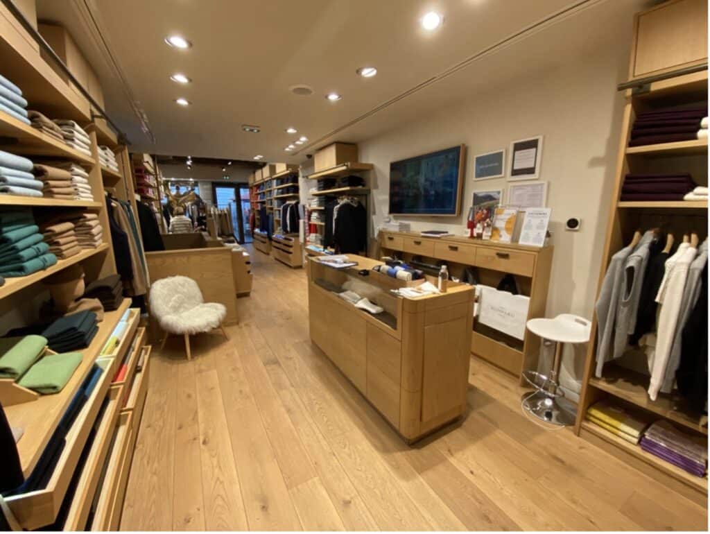Étude par Mayence d’un magasin avec du mobilier retail en bois