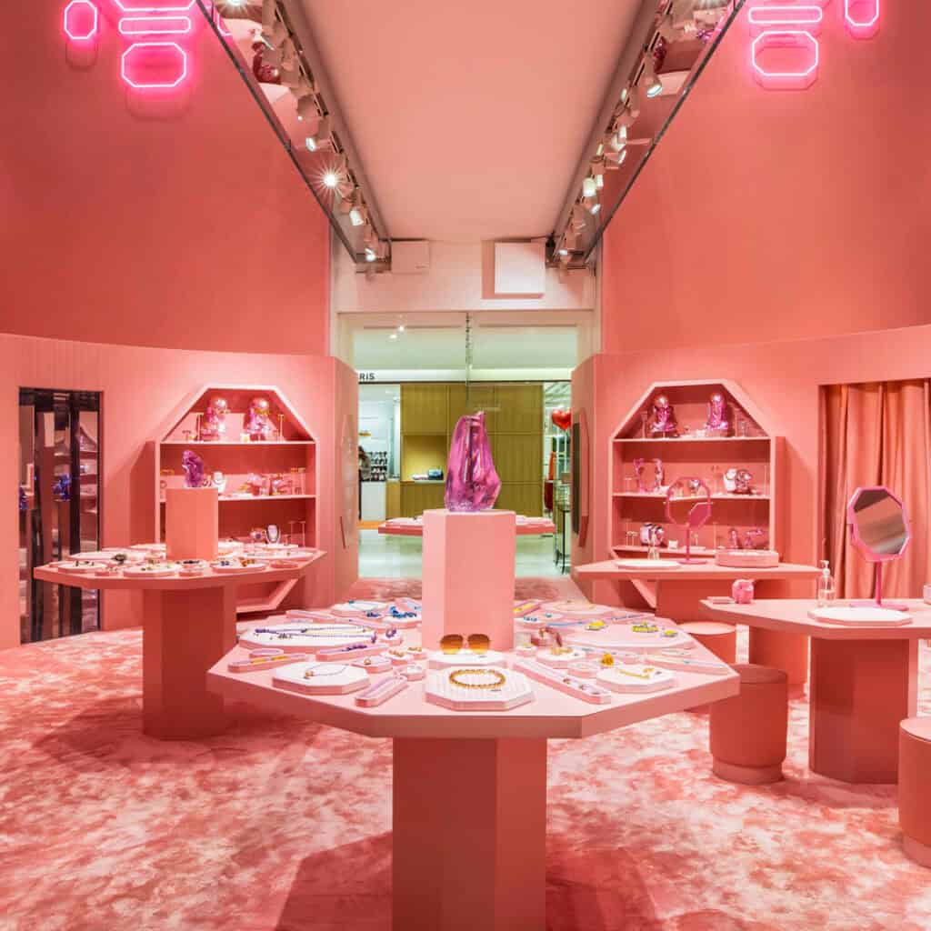 Étude réalisée par Mayence de la Storytelling de Swarowski accentué grâce à son mobilier retail