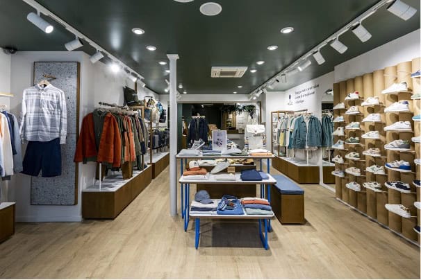 Exemple de magasin avec du mobilier retail à différents matériaux